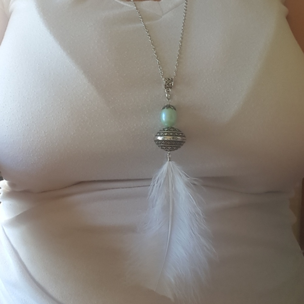 White Feather 🕊️ Statement Necklace